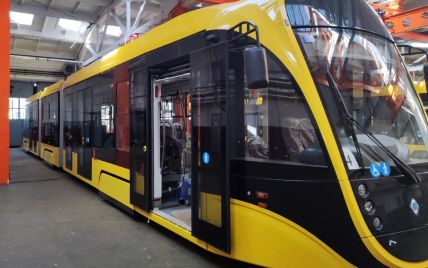 Київ отримав три нові трисекційні трамваї