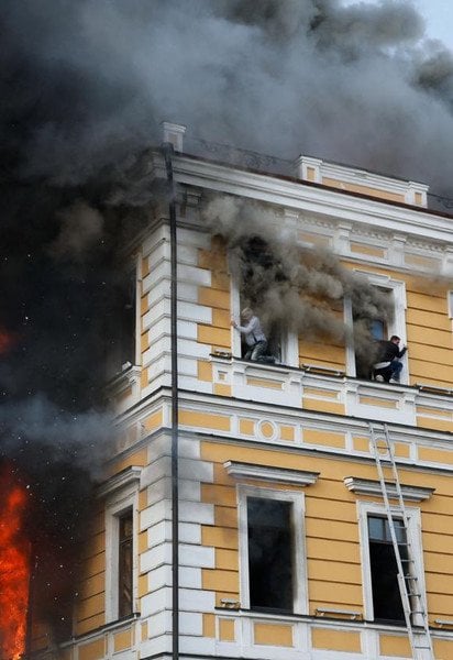 Пожар в здании Национальной академии наук Украины после атаки 28 сентября
