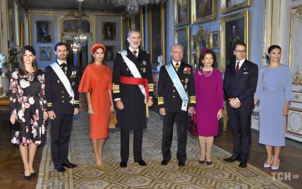 Королева Летиція в червоній сукні та красиві дами зі шведської королівської родини на урочистому прийомі