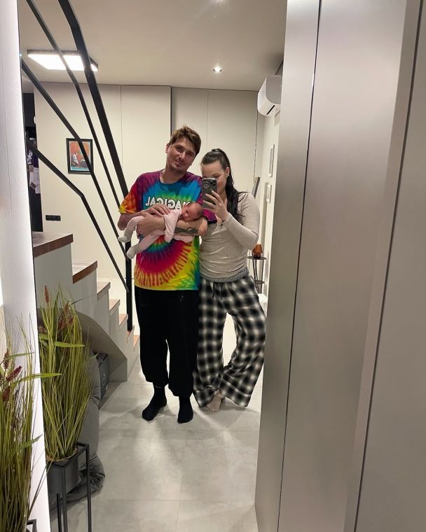 Позитив с дочерью и женой / © instagram.com/juli_sakhnevych