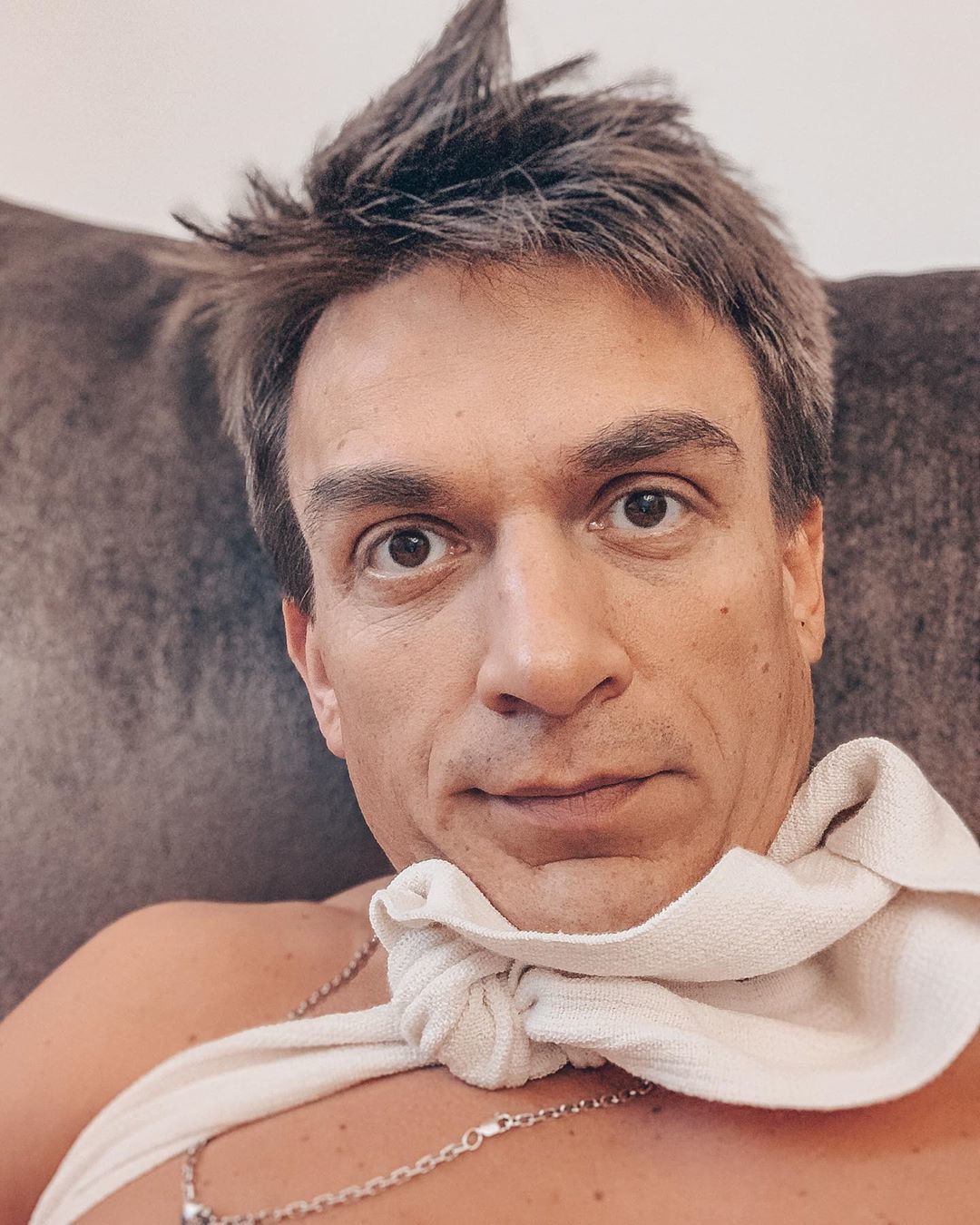 Күйеуінің көзінше қызымен жыныстық қатынасқа түсуіне қарсы емес әйелдің порно видеосы.