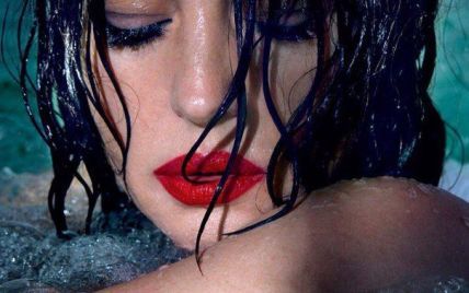 Сексуальная Моника Беллуччи страстно позировала в бассейне для обложки глянца