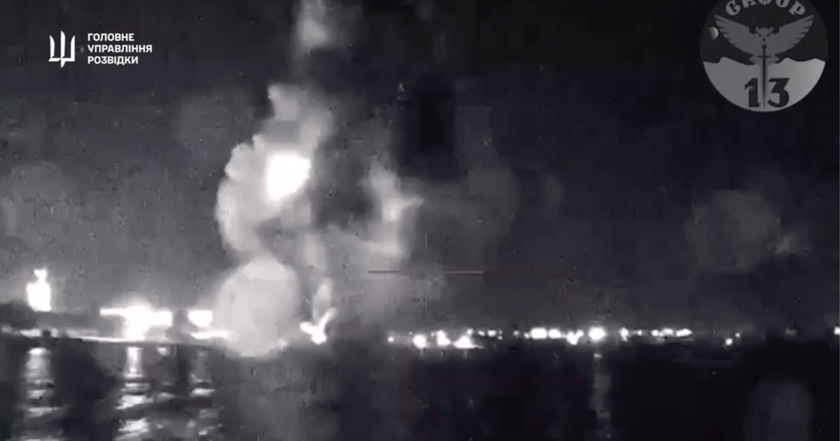 Момент ураження дронами ГУР російського катера "Тунець" у Криму 30 травня / Скриншот з відео