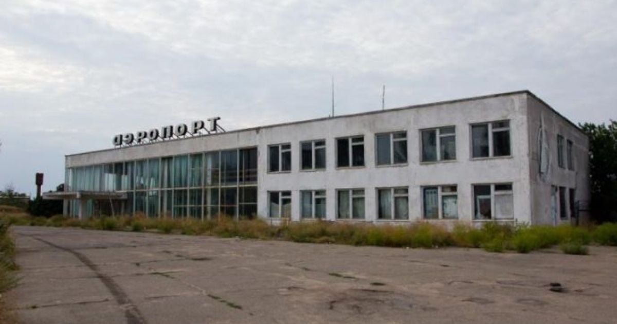 Російські військові облаштовують лінії оборони навколо аеродрому в окупованому Бердянську: фото