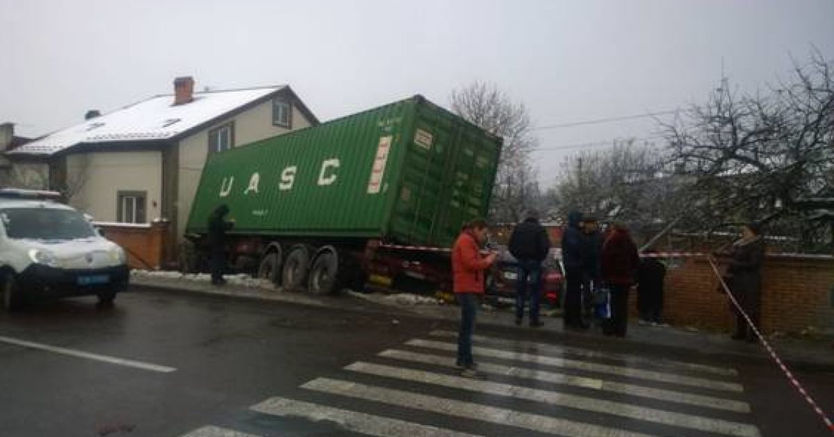 На Львівщині внаслідок ДТП фура влетіла у житловий будинок