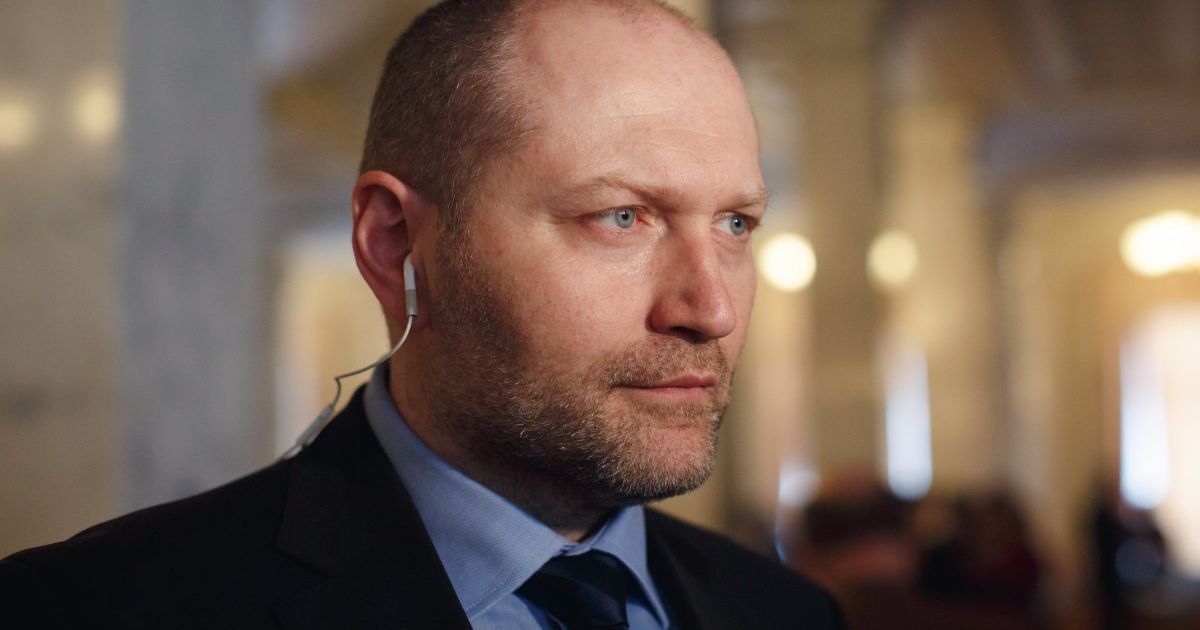 У Києві озброєні "тітушки" вдерлися до приймальні нардепа Берези