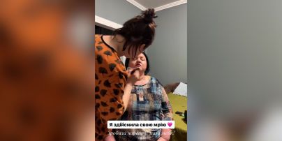 Оля Цыбульская сделала маме профессиональный макияж