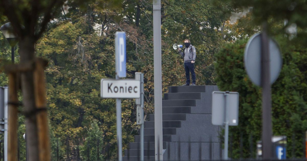 Неизвестный мужчина в центре Варшавы угрожал взрывом