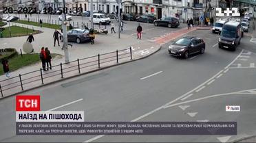Новини України: у Львові водій, виконуючи маневр, виїхав на тротуар і збив жінку