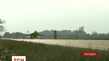 Украинские военные самолеты совершили учебную посадку на трассе Киев-Чоп