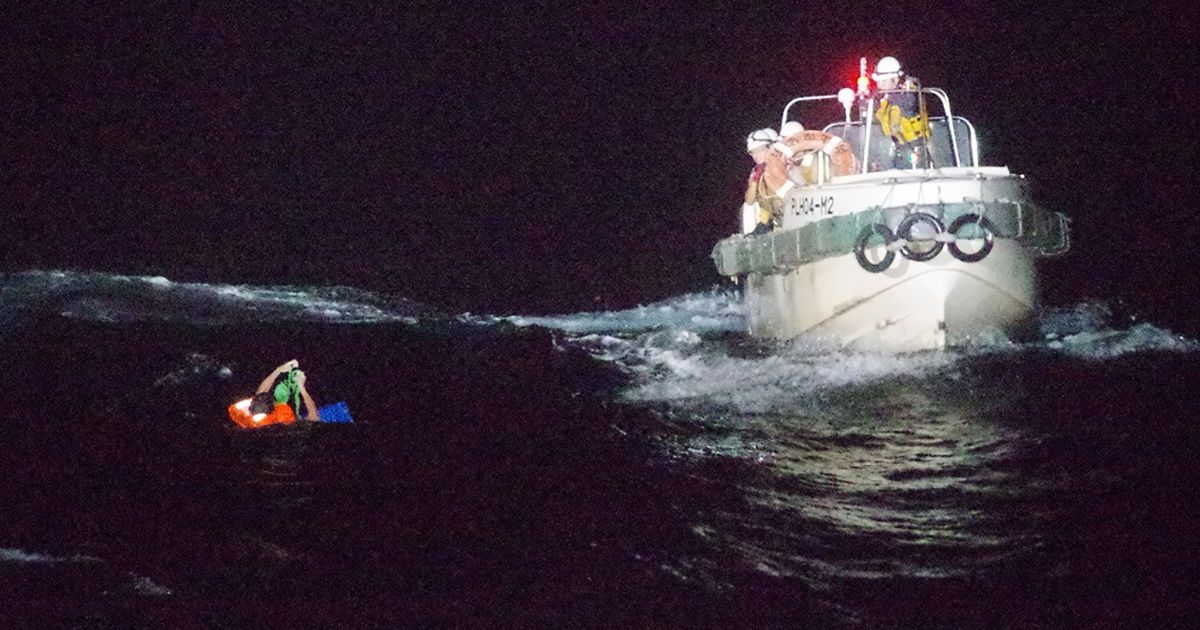 Біля Японії в океані зник корабель з моряками і 5800 коровами: він міг затонути через потужний тайфун