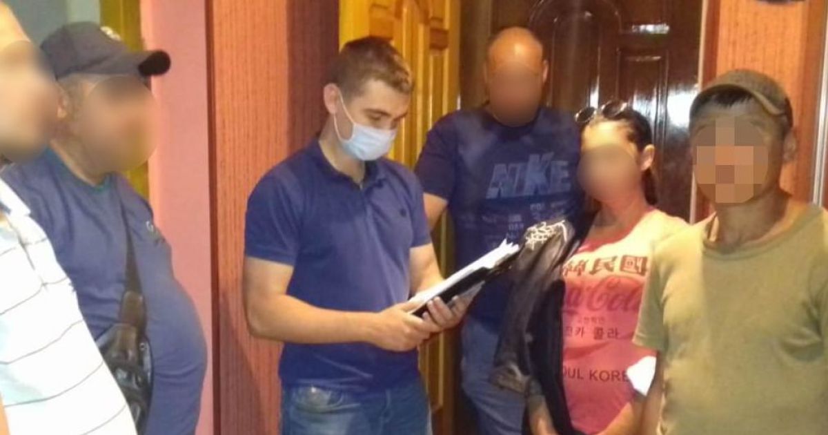 Купував автівки і розплачувався фальшивою валютою: у Харкові чоловік збував підроблені долари