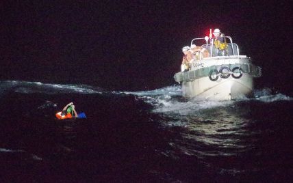 У Японии в океане исчез корабль с моряками и 5800 коровами: он мог затонуть из-за мощного тайфуна