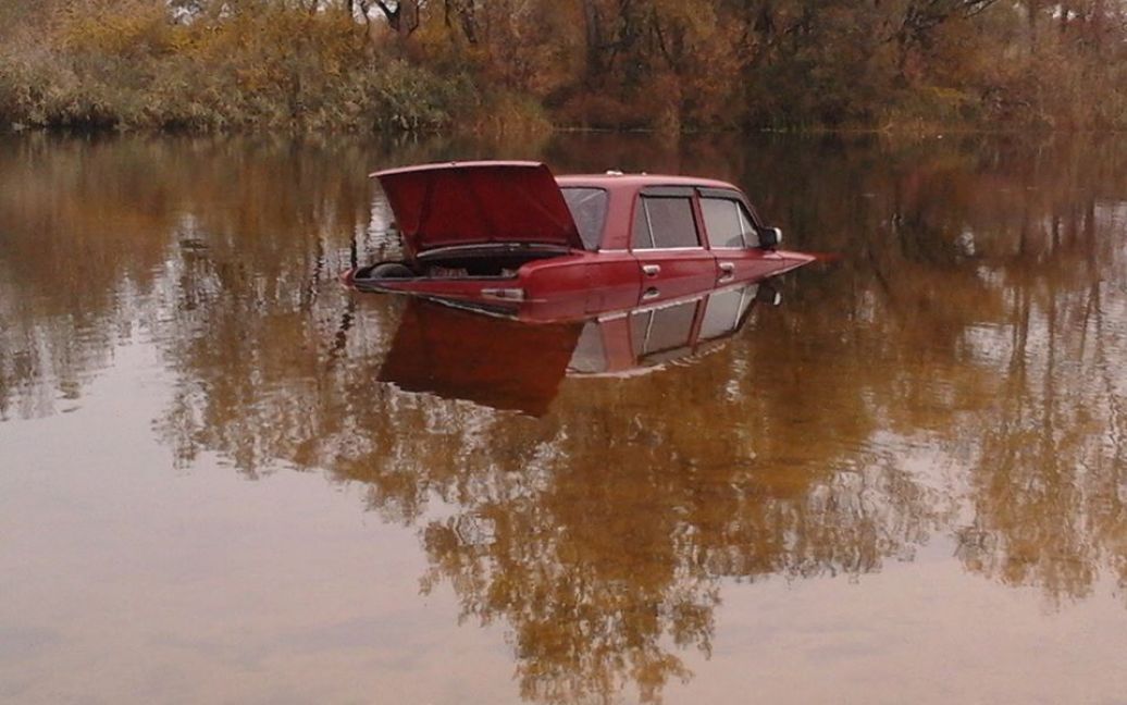 Авто странным образом оказался в реке / © facebook/Надворсклянська Полтава.Поділ & Левада