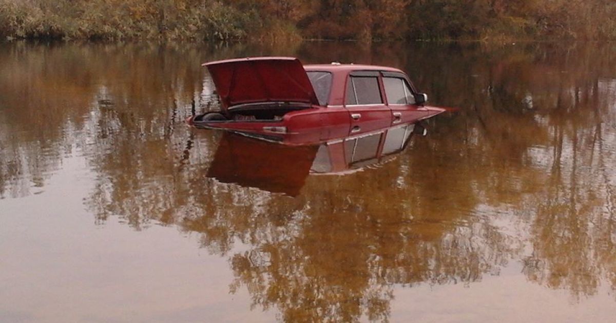 Авто странным образом оказался в реке