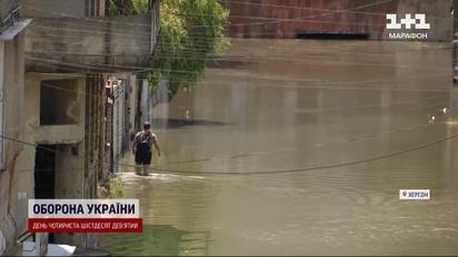 Пливуть авто і будинки, а людей евакуйовують під обстрілами: ситуація в Херсоні на ранок