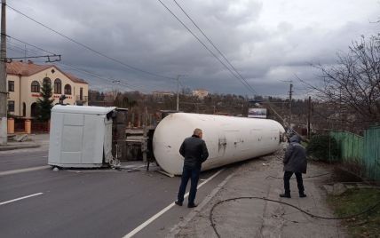 У Житомирі перекинулася автоцистерна з газом — мешканців навколишніх будинків терміново евакуювали