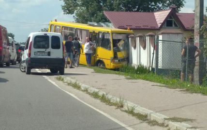 У Львівській області маршрутка зіткнулась з легковиком і влетіла в огорожу: фото