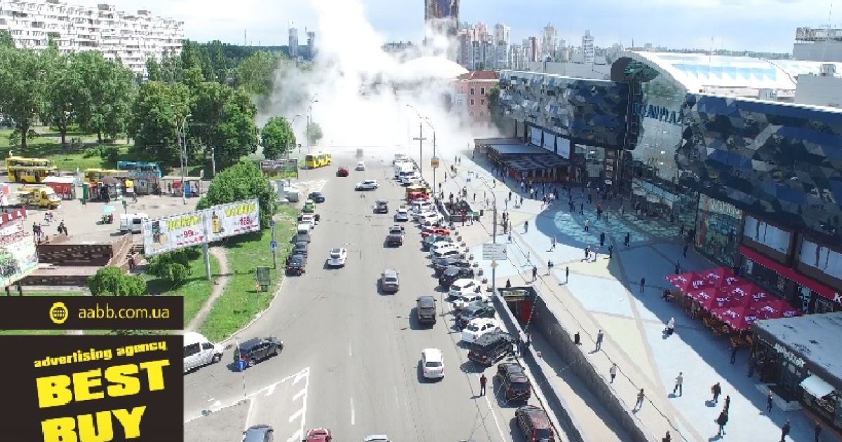 В центре Киева прорвало трубопровод: струя воды достигала 20 метров в высоту