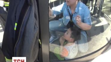 Пожежники звільнили хлопчика, який застряг в обертових дверях торгового центру
