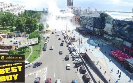 В центре Киева прорвало трубопровод: струя воды достигала 20 метров в высоту