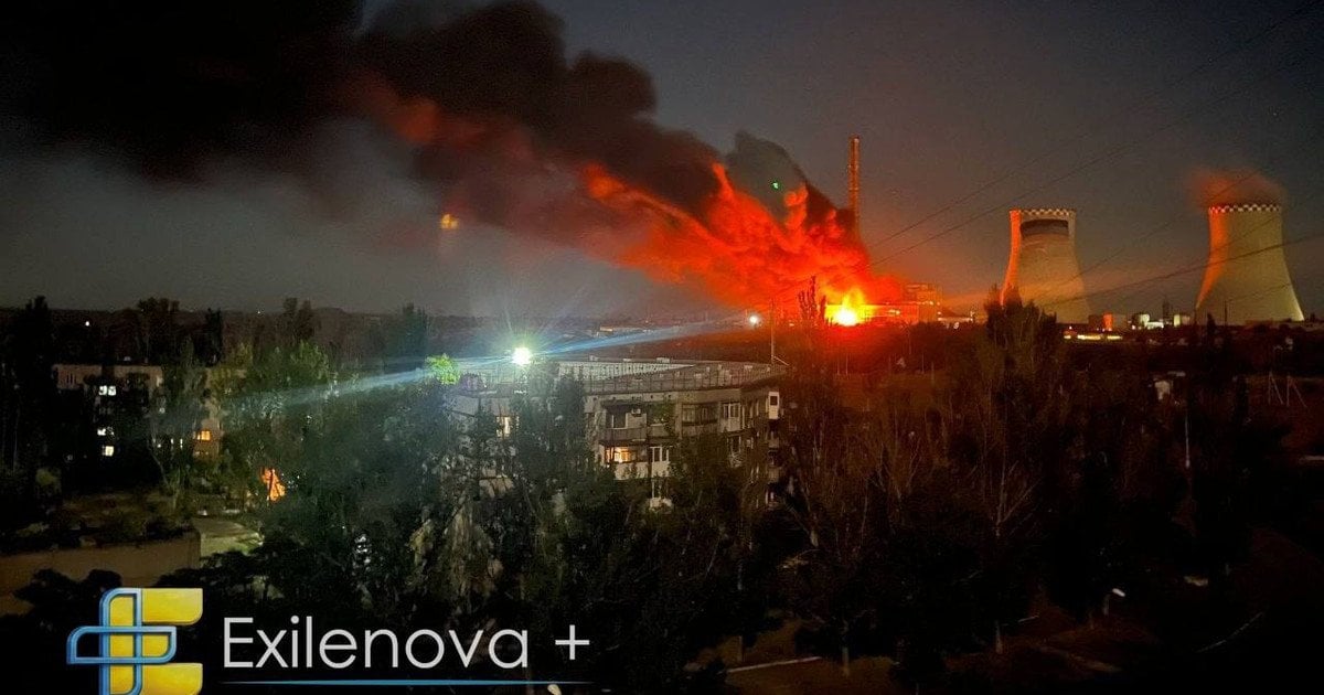 Пожежа на Зуївській ТЕС після атаки ударних безпілотників у тимчасово окупованому Зугресі.