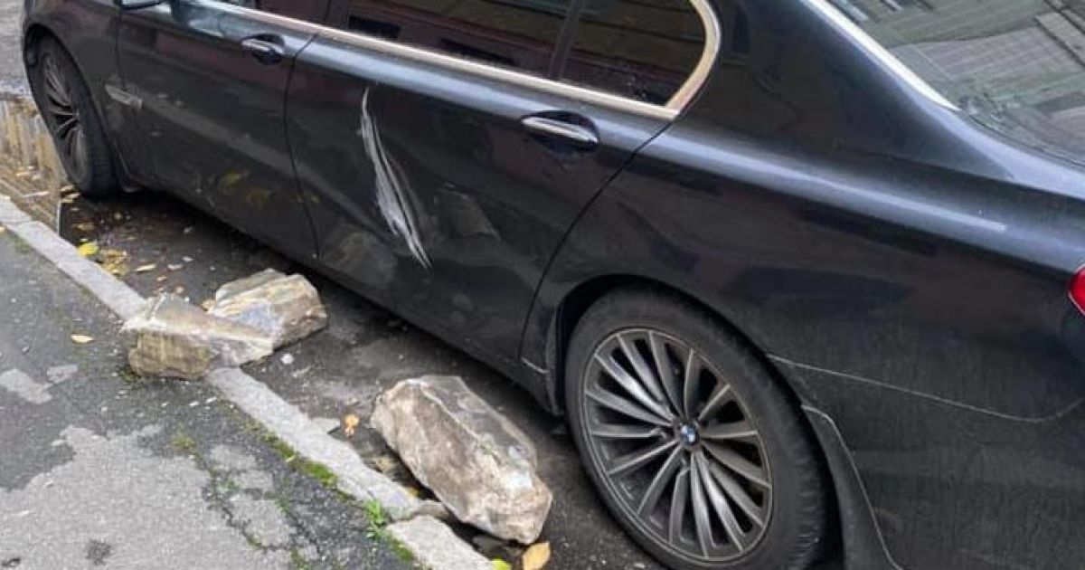 В центре Киева со старого дома посыпались камни и повредили автомобиль: появились фото
