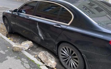 В центре Киева со старого дома посыпались камни и повредили автомобиль: появились фото