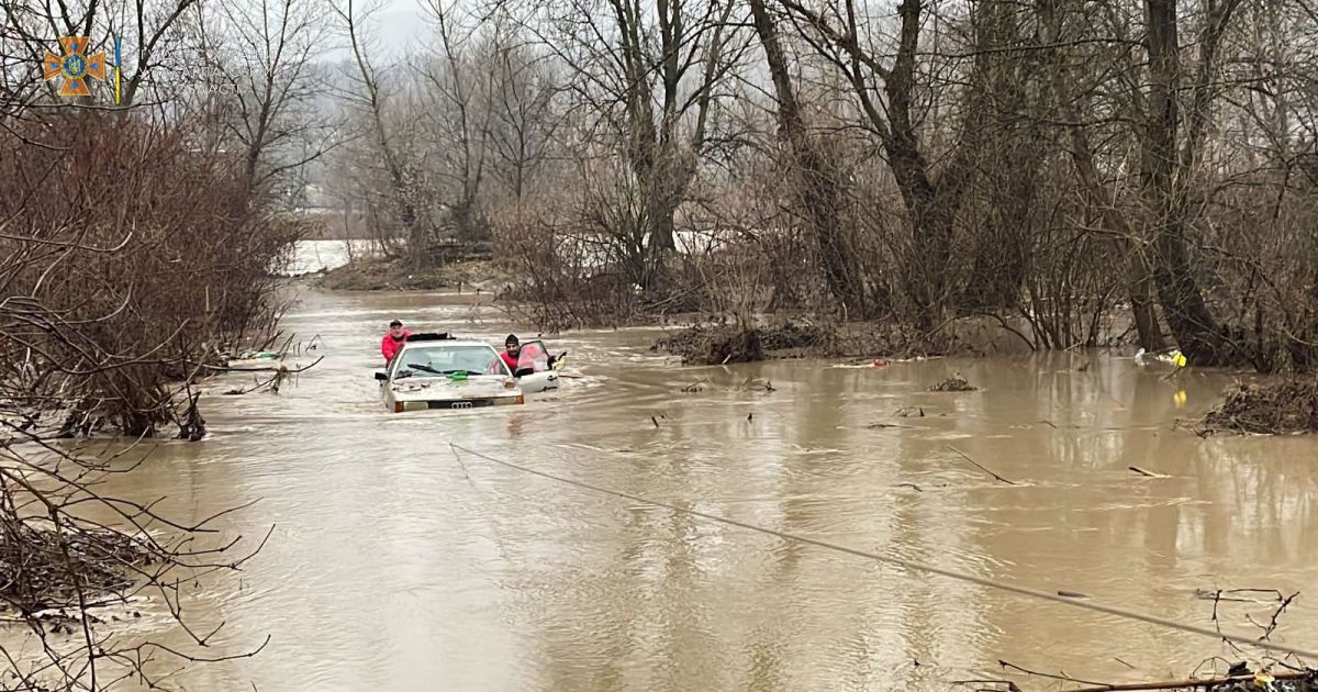 Паводок на Закарпатті: у воді зник 13-річний хлопець
