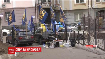 Активисты не выпускают Насирова из зала суда