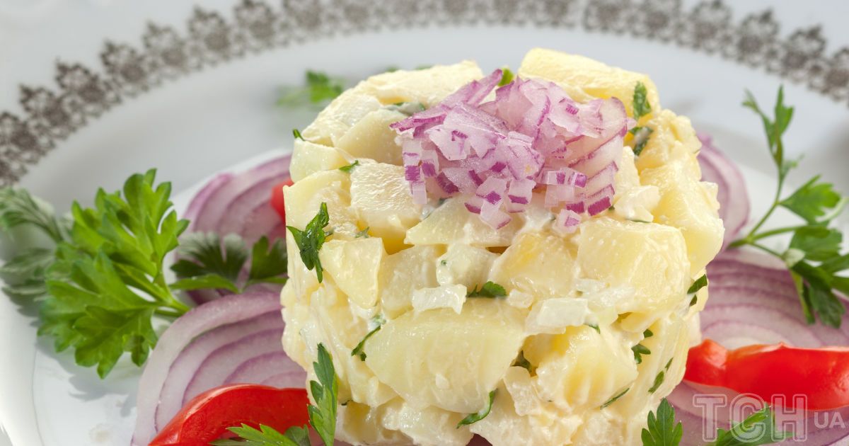 Салат з куркою, картоплею, яйцями та сиром