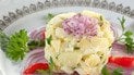 Салат з куркою, картоплею, яйцями та сиром