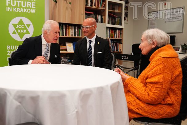 Король Чарльз III розмовляє з тим, хто пережив Голокост (праворуч) під час свого візиту до Єврейського общинного центру (ЄОЦ) Кракова / © Getty Images