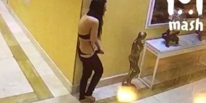 В Сети появилось видео, как полуобнаженная проститутка разгромила номер в элитном отеле в Москве