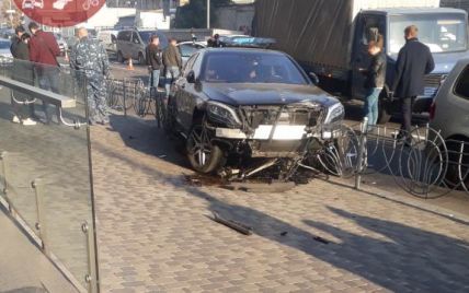 У центрі Києва п’ять авто зіткнулись у масштабній аварії