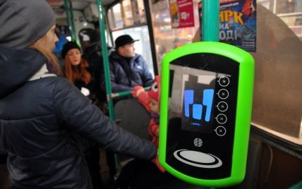 У наземному транспорті Києва можна буде платити банківською карткою