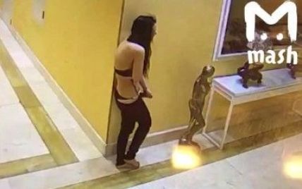 В Сети появилось видео, как полуобнаженная проститутка разгромила номер в элитном отеле в Москве