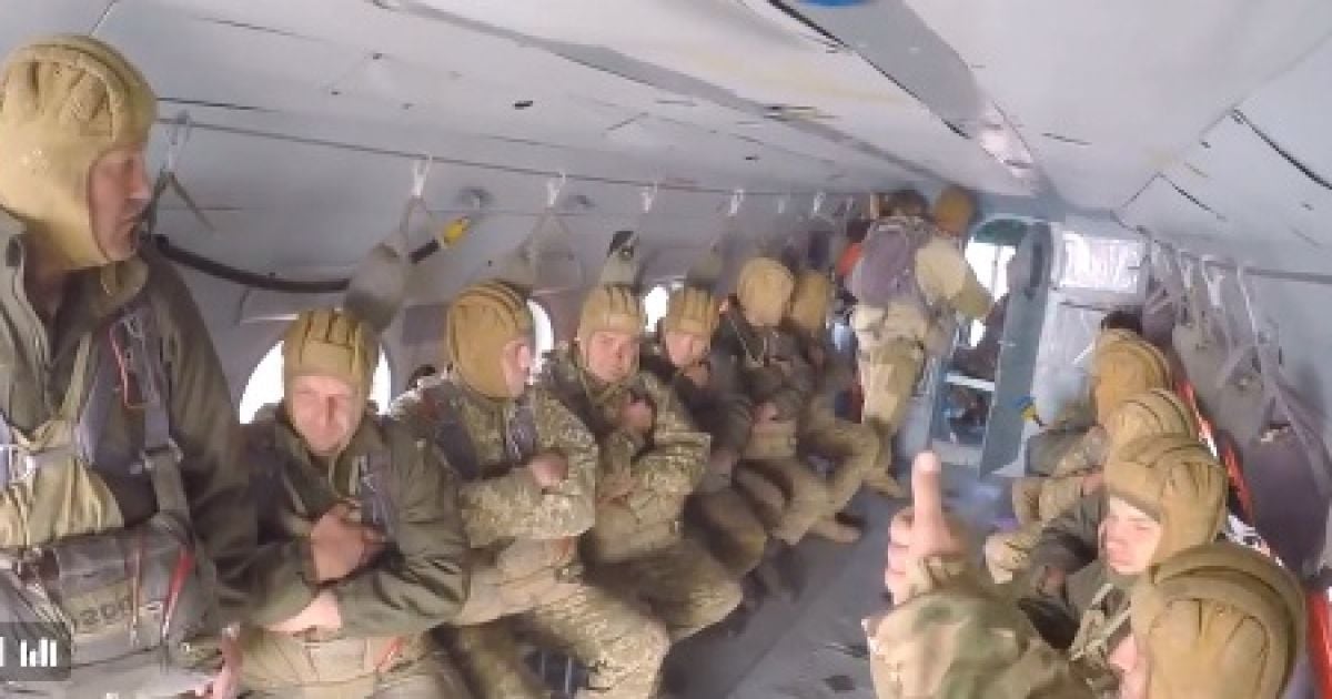 У Мережі з'явилося видовищне відео стрибків з парашутом житомирських десантників
