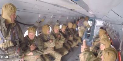 У Мережі з'явилося видовищне відео стрибків з парашутом житомирських десантників