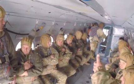 У Мережі з'явилося видовищне відео стрибків з парашутом житомирських десантників