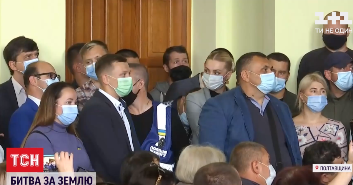 Спецназовцы, "титушки" и толкотня: в Кременчугском райсовете в четвертый раз пытались уволить своего главу