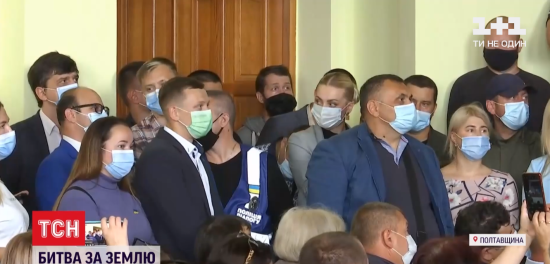 Спецпризначенці, "тітушки" і штовханина: у Кременчуцькій райраді вчетверте намагалися звільнити свого очільника