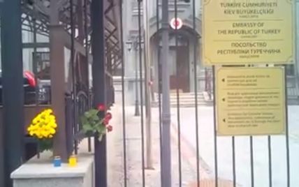 Шокированные терактами в Стамбуле украинцы несут цветы к посольству Турции