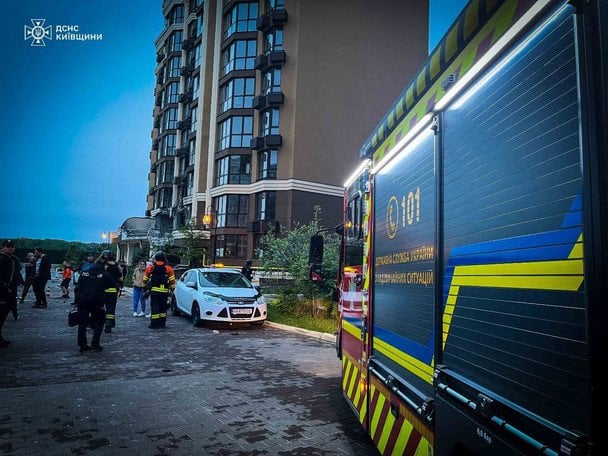 Пошкоджена багатоповерхівка у Софіївській Борщагівці / © ДСНС