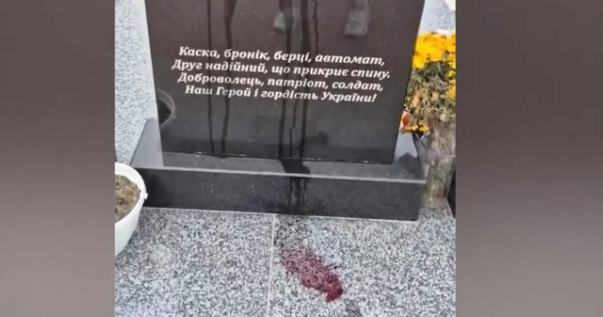 Вандали облили червоною фарбою могили загиблих воїнів на Алеї Слави Сухоярського кладовища