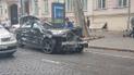 В Одессе водитель на скорости вылетел с полосы и протаранил припаркованные авто: видео, фото