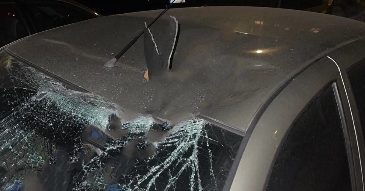 В социальных сетях очевидцы демонстрируют упавшие на авто обломки