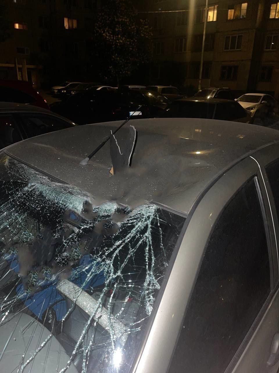Уламки впали на автівку в Києві / Фото з Мережі / © із соцмереж