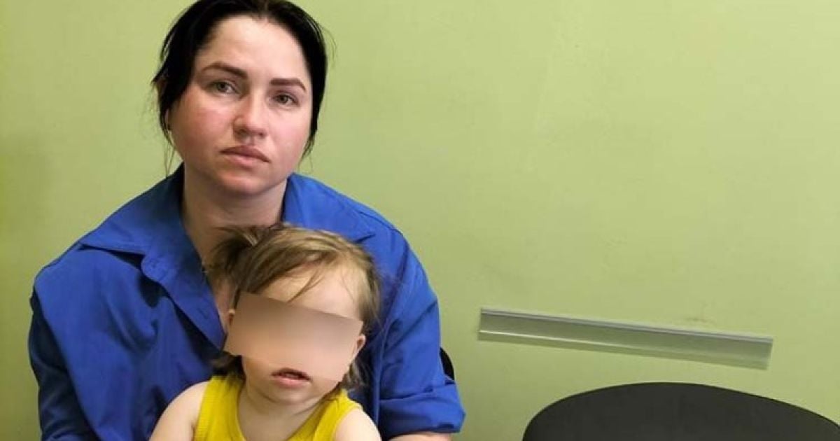 Мати та її 2-річна дівчинка, яку забрала нянька