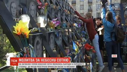 До місця розстрілів героїв Небесної Сотні принесли паски та писанки